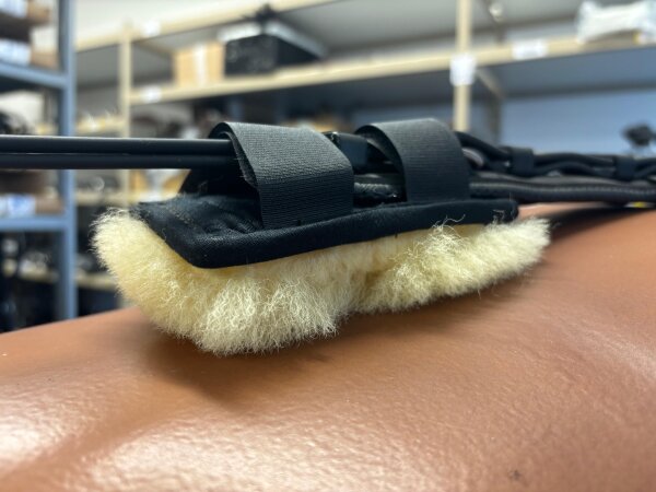 Schweifriemen-Unterlage aus Lammfell